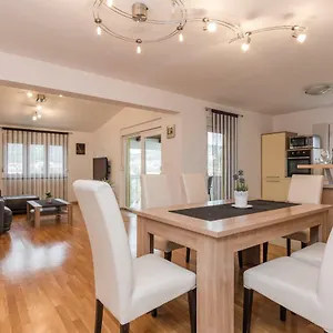 Natalie Sea View With 3 Bedrooms And Everything Is Air-conditioned Sali